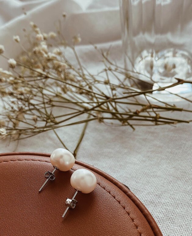Pearl drop earrings